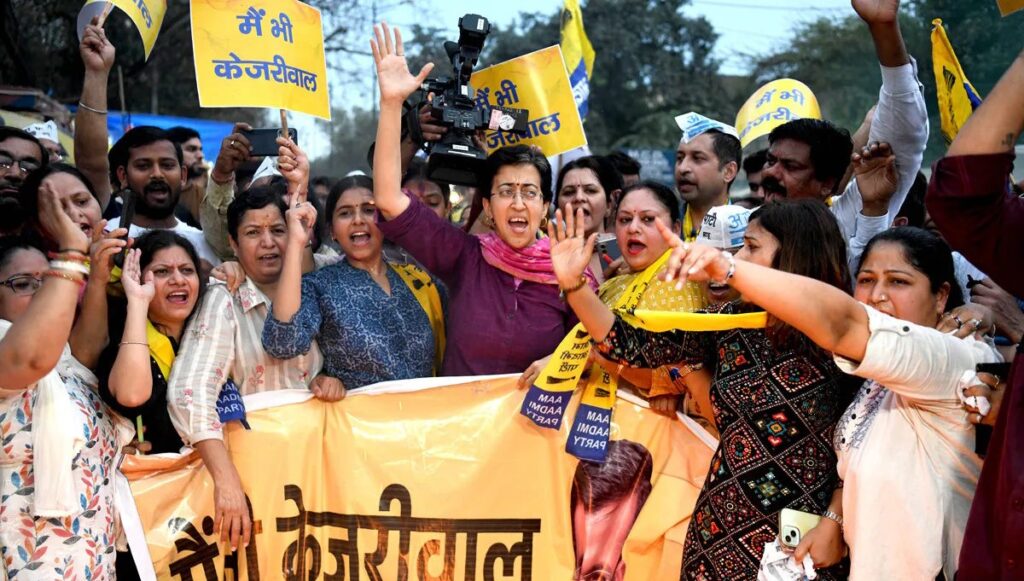दिल्ली में एक दूसरे के खिलाफ आप और भाजपा उतरी सड़कों पर