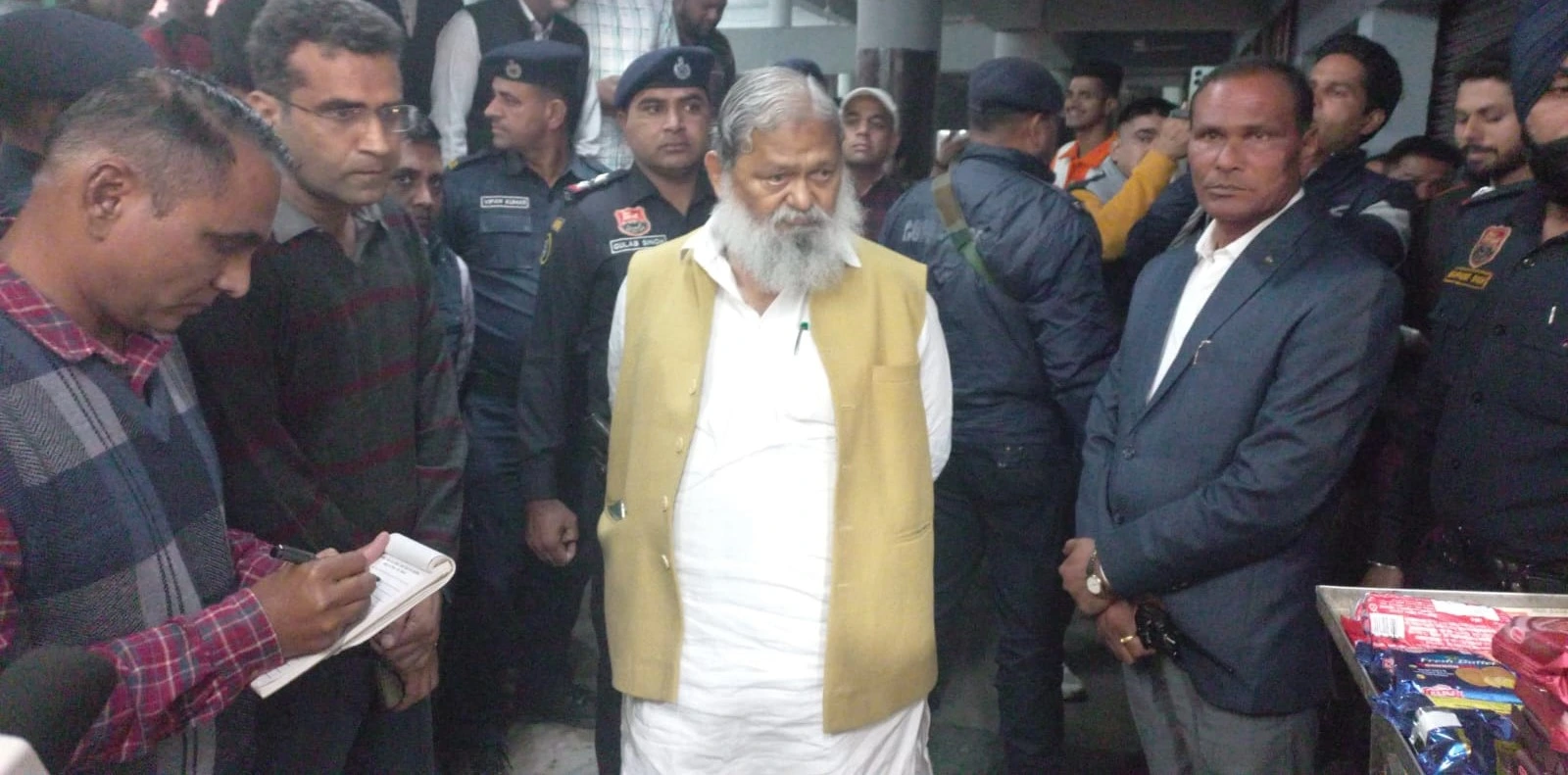 'धक्का स्टार्ट बस' और 'खस्ताहाल शौचालय' देख गुस्से से लाल हुए 'गब्बर', दो कर्मचारियों को निलंबित करने के निर्देश