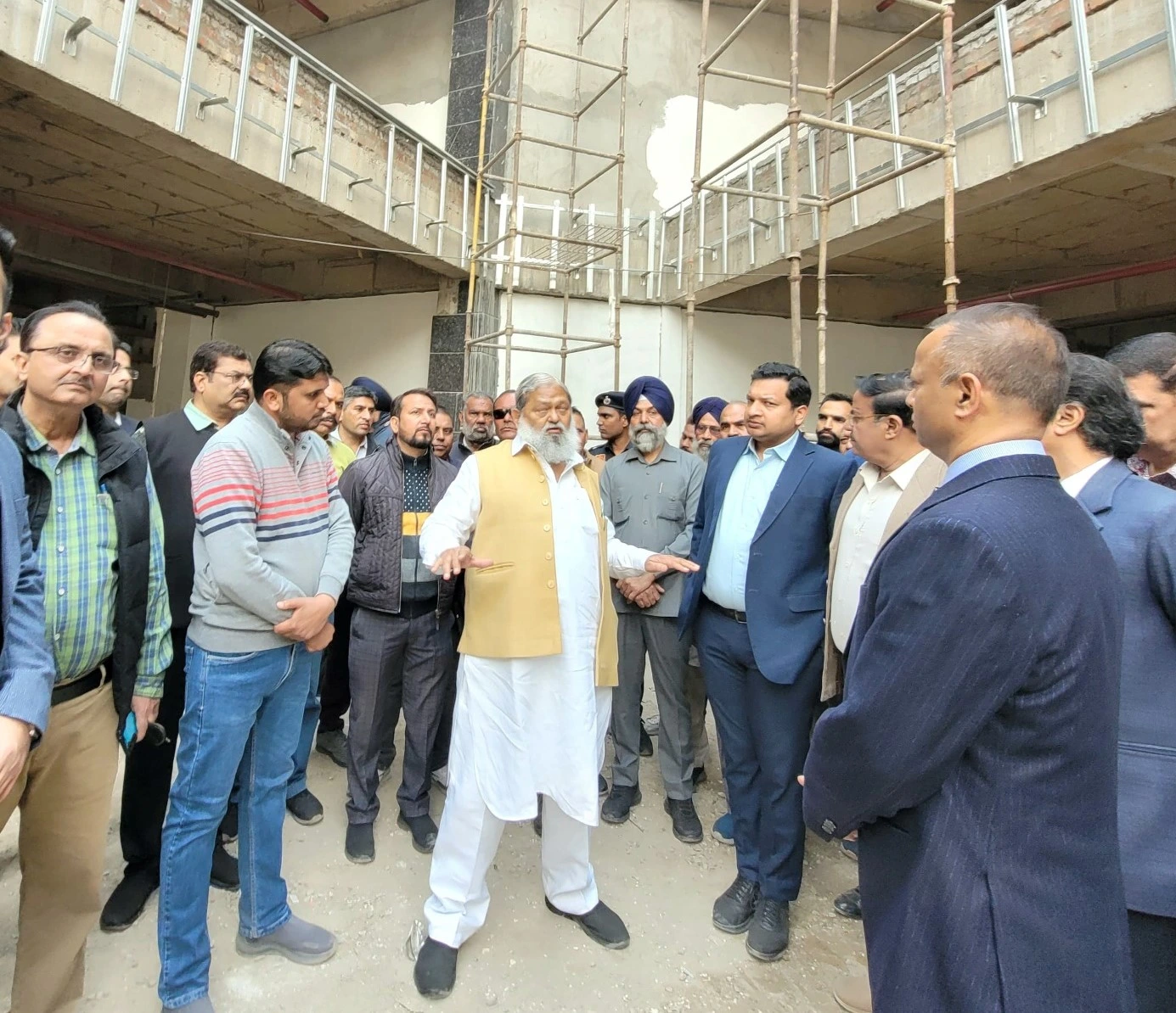 मंत्री विज ने अंबाला में निर्माणाधीन बैंक स्क्वेयर-कम-शॉपिंग मॉल का किया निरीक्षण, अधिकारियों को दिए आवश्यक निर्देश