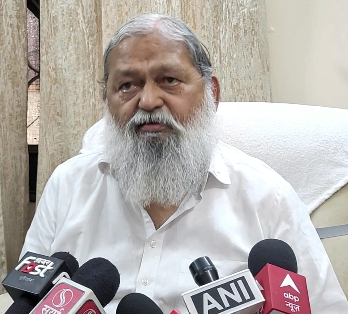 कांग्रेस के ही दो गुट भिड़ने पर पूर्व मंत्री अनिल विज ने कसा तंज - “इब्तिदा-ए-इश्क़ है रोता है क्या, आगे-आगे देखिए होता है क्या”