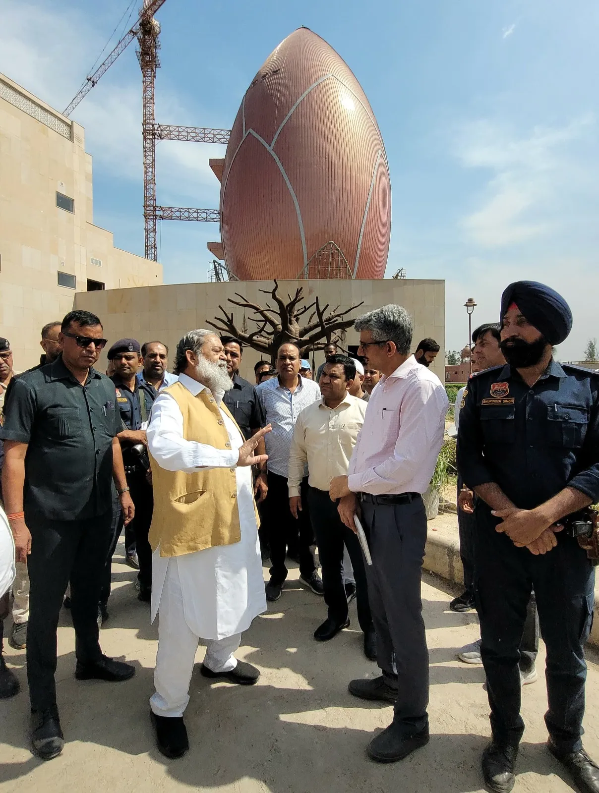 अंबाला में बनाए जा रहे शहीदी स्मारक में लगाई गई 40 लोगों की सीट वाली हाईड्रॉलिक वर्टिकल लिफ्ट, जोकि शायद हिंदुस्तान में पहली लिफ्ट होगी