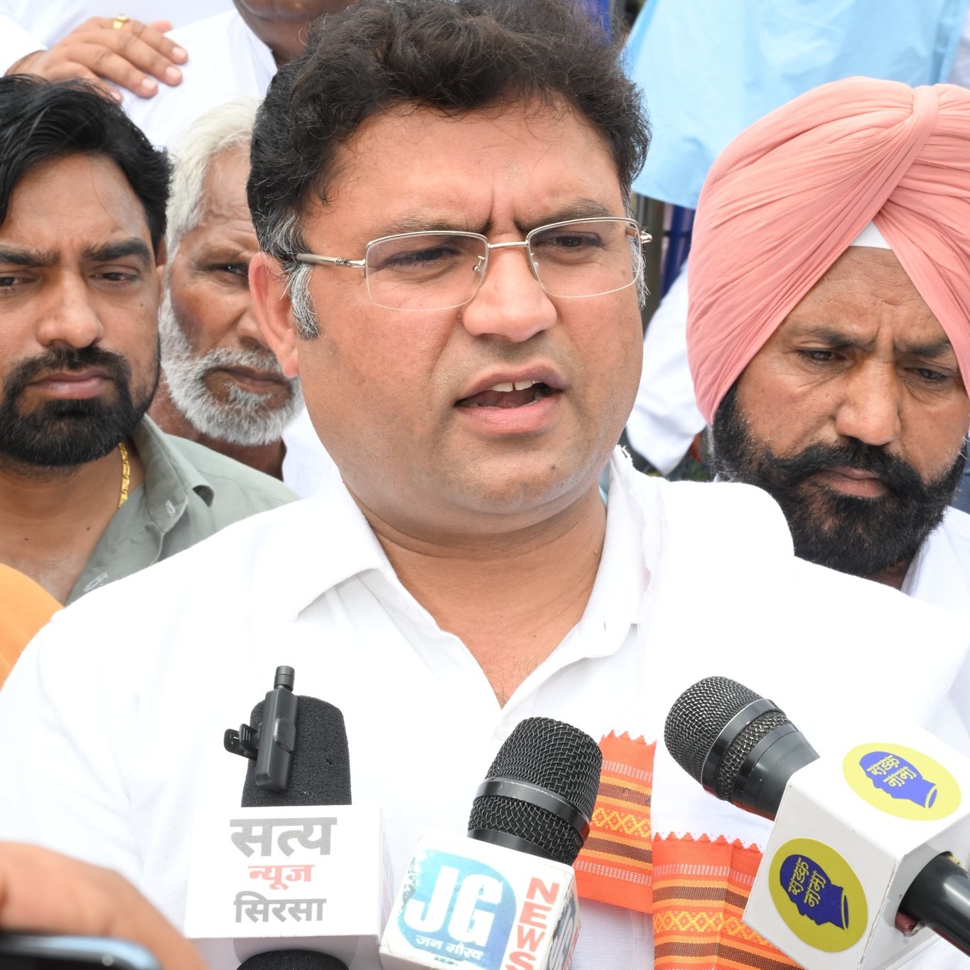 चुनाव प्रचार दौरान अशोक तंवर को एक बार फिर झेलना पड़ा किसानों का विरोध