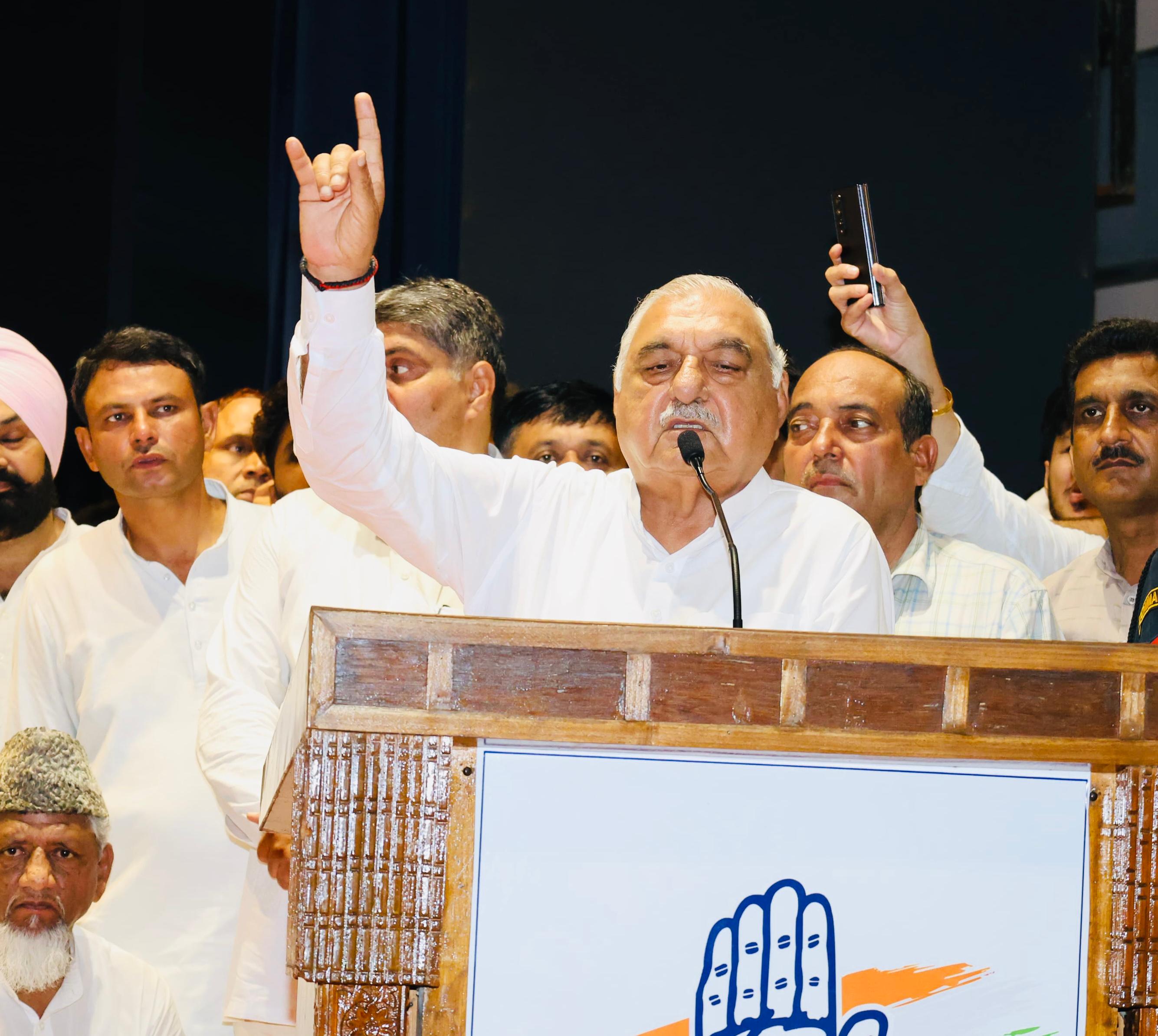 हुड्डा और उदयभान ने भाजपा पर साधा निशाना : कहा बीजेपी युवाओं को बनाएगी ''मुन्नाभाई एमबीबीएस''