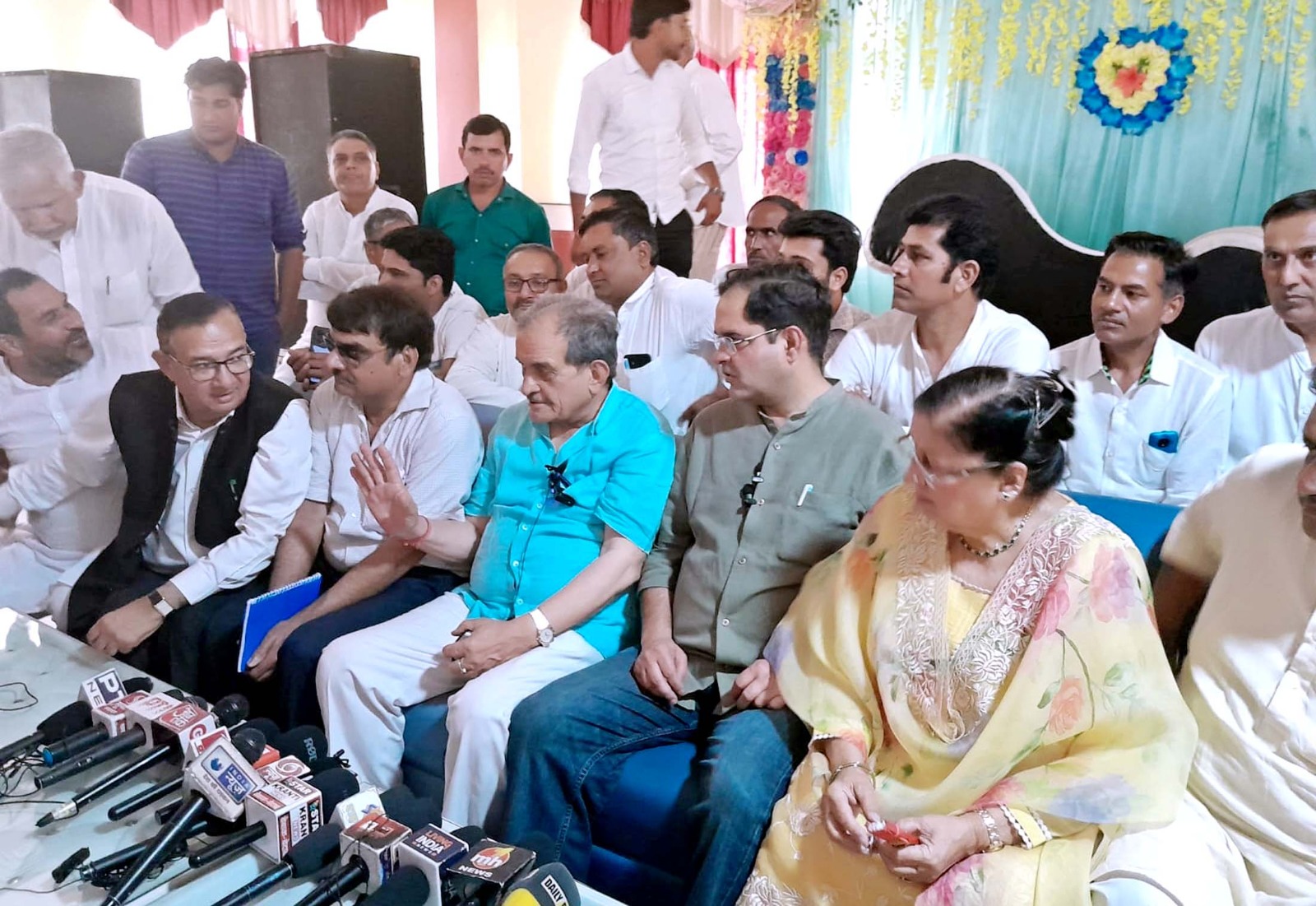 बीरेंद्र सिंह के सामने बैठक में छलका साथियों का दर्द, बीरेंद्र सिंह ने लगाई मरहम