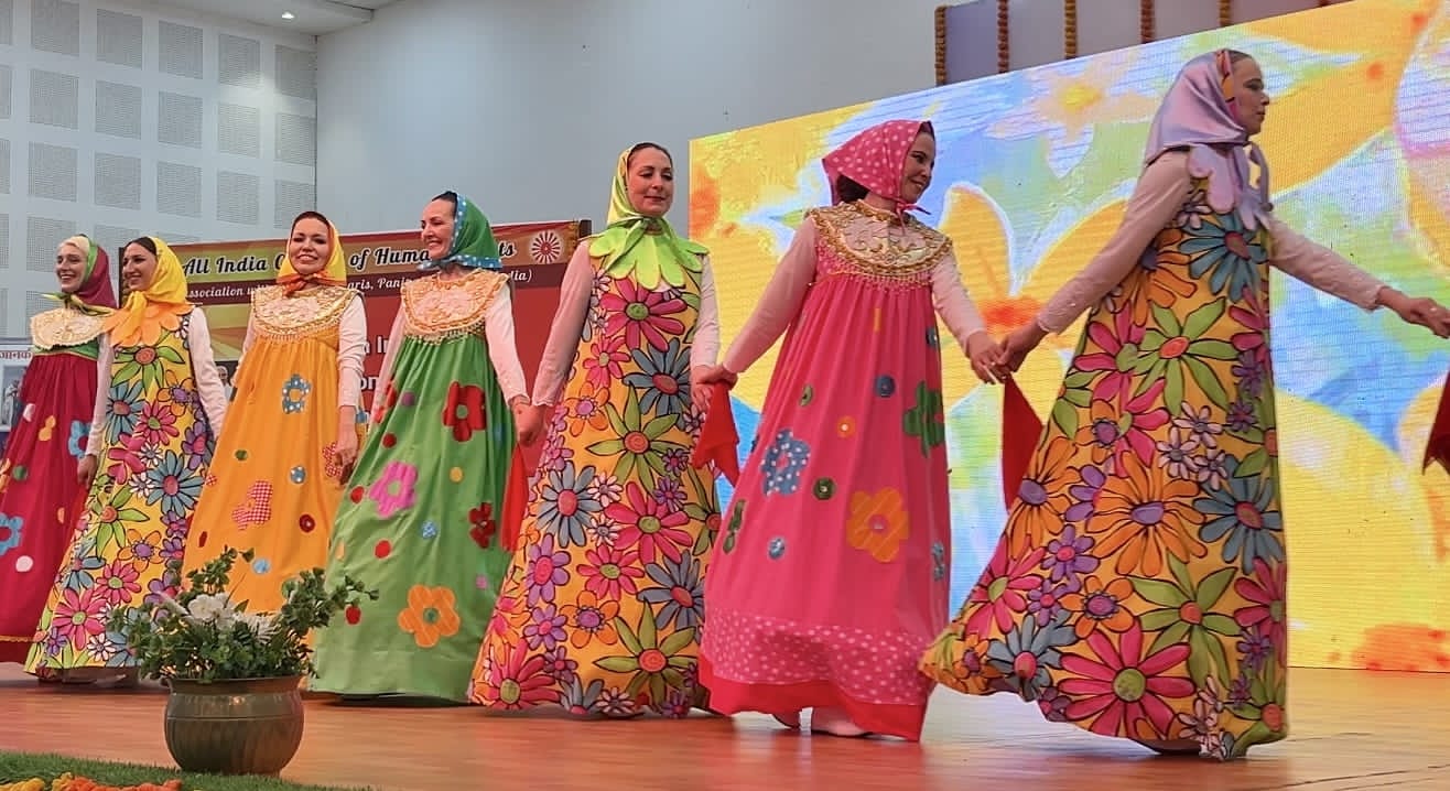 विदेशी कलाकारों की कला को देख झूम उठे लोग