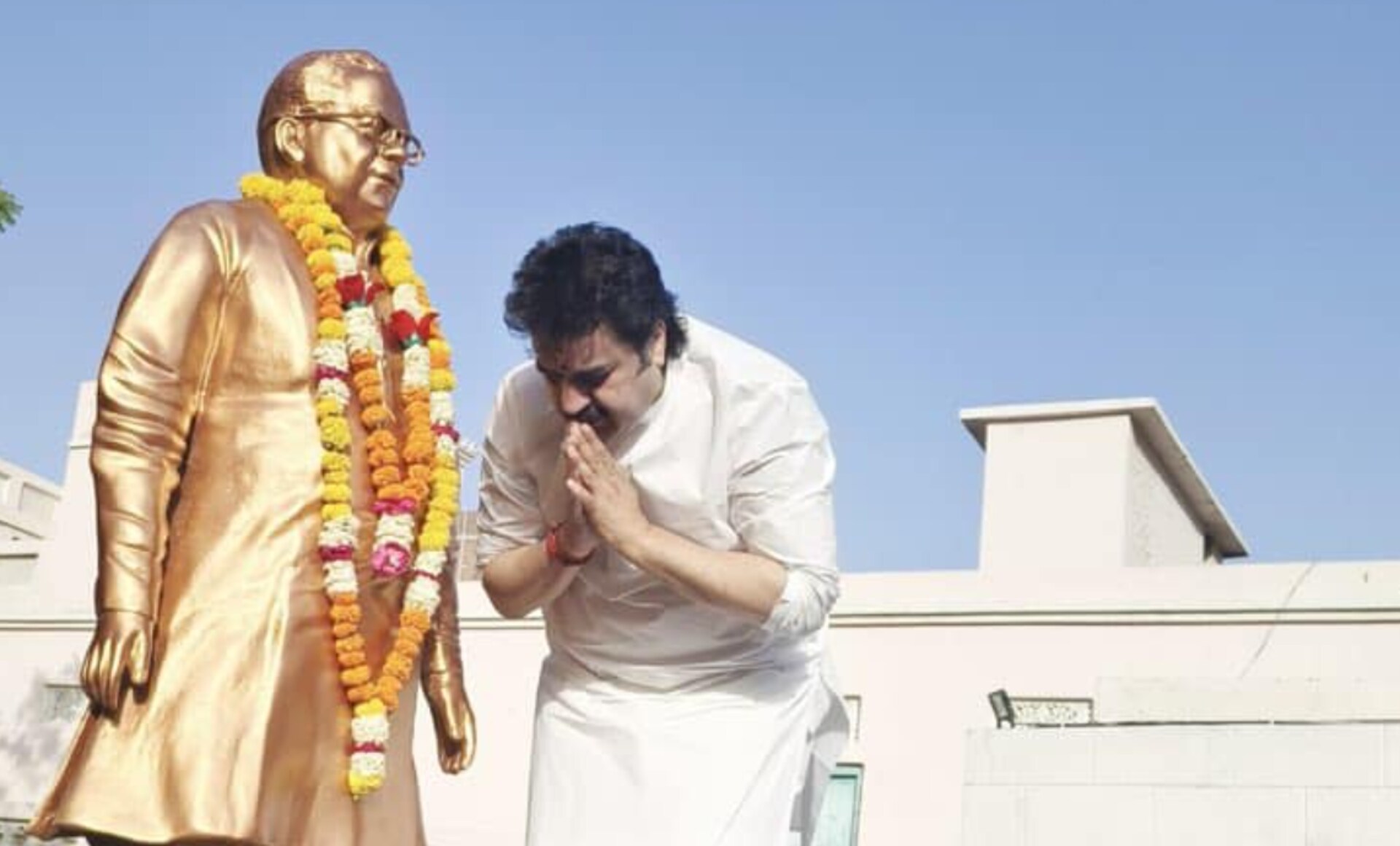 बिश्नोई मंदिर में पिता के चरण छूकर रो पड़े कुलदीप बिश्नोई
