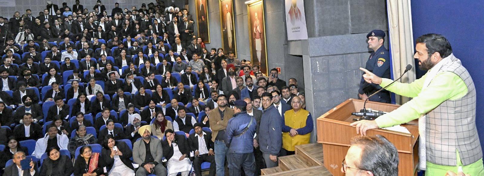 मुख्यमंत्री नायब सैनी ने 1145 नए वकीलों को दिलाई शपथ और उन्हें लाइसेंस प्रदान किए