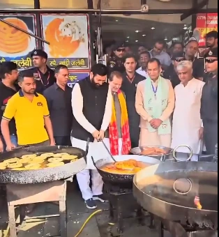 हरियाणा दिवस पर मातूराम हलवाई की दुकान पर पहुंचे सीएम, तली जलेबी..चखा स्वाद