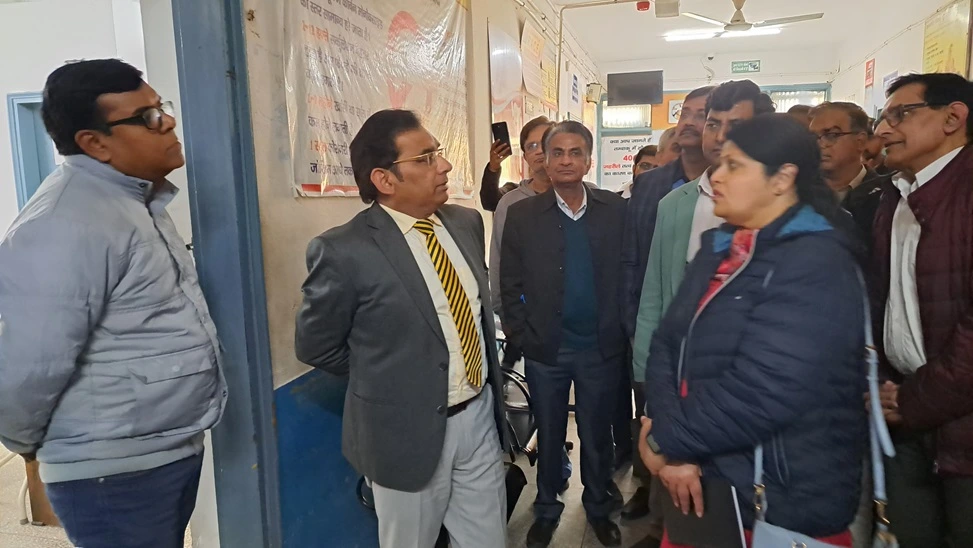 NHM के निदेशक ने डॉक्टर्स-स्टाफ को लगाई लताड़, कहा- 'सुधर जाओ नहीं तो मुझे सुधारना आता है'