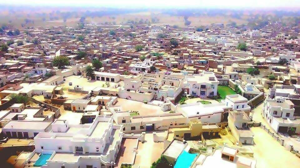 सियासत में नाम चमकाने के बावजूद, बहुत फ़ीकी है चौटाला गांव की अंदरूनी चमक