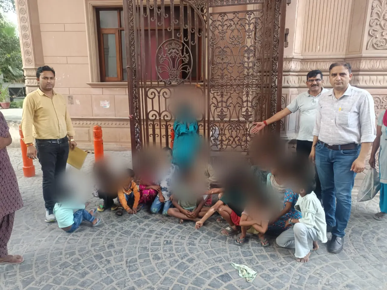 बच्चों को 'भीख' देने की बजाए उनके हाथों में किताबें, कॉपी-पेन पकड़ाएं, स्टेट क्राइम ब्रांच सहित तीन टीमों ने रेस्क्यू कर 9 बच्चों को भेजा बाल सुधार गृह