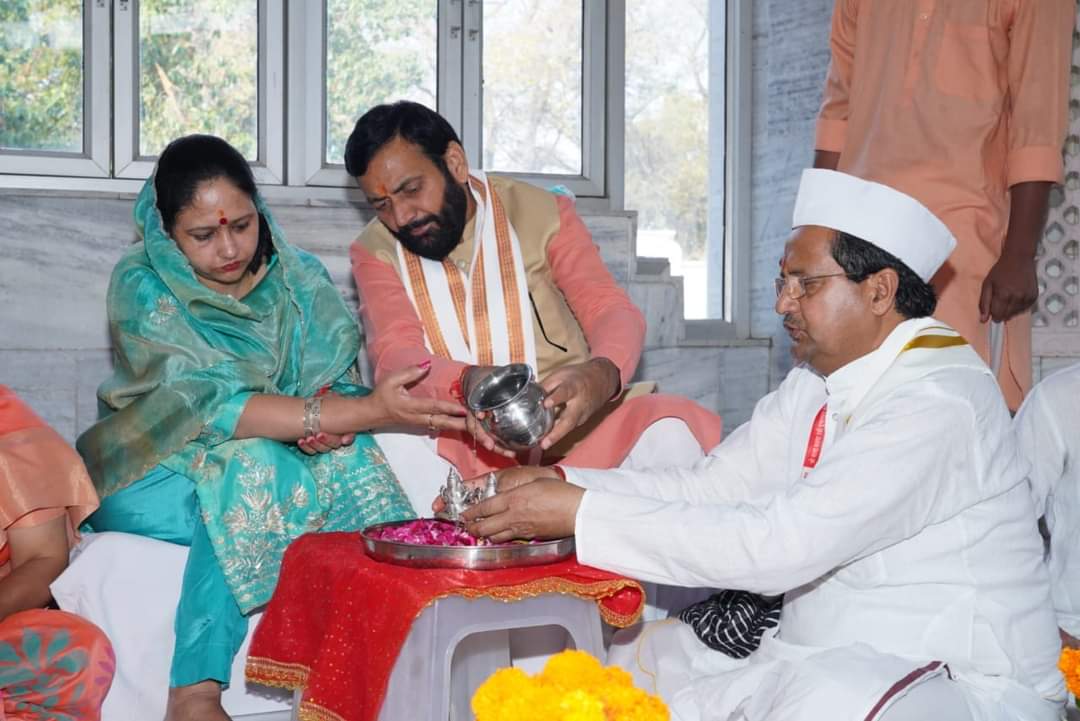 मुख्यमंत्री नायब सैनी पत्नी सुमन सैनी संग पहुंचे पंचकूला स्थित माता मनसा देवी मंदिर