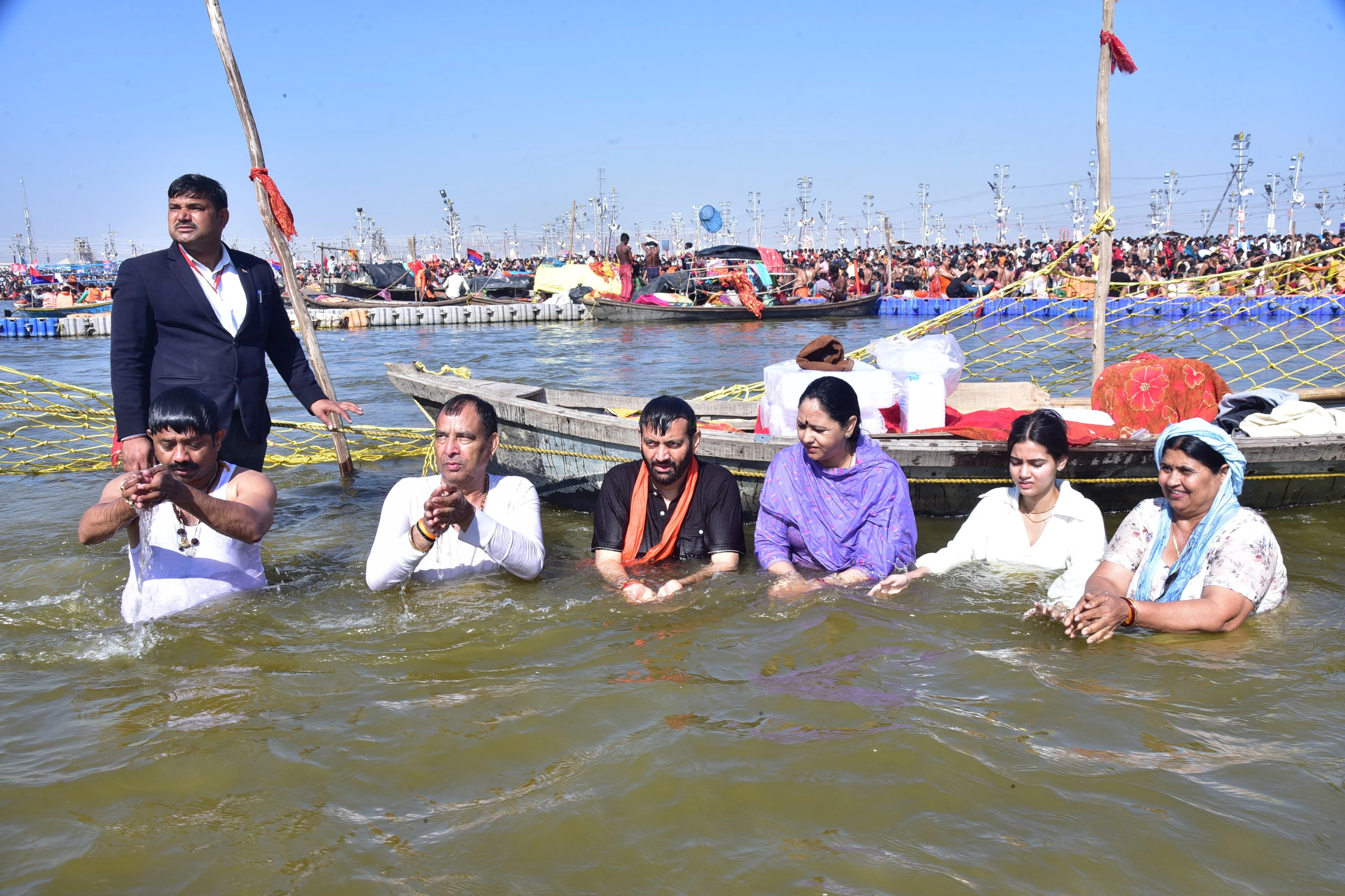 हरियाणा के सीएम नायब सिंह सैनी ने सपरिवार किया संगम स्नान, योगी सरकार की तैयारियों को सराहा