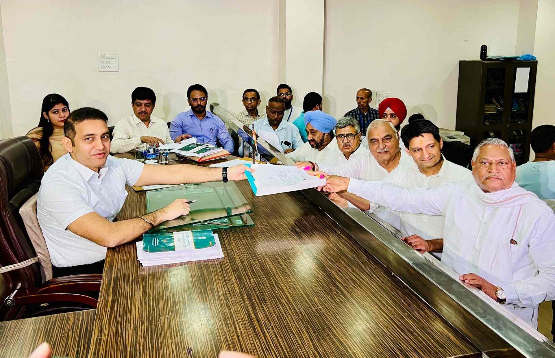 नाराज नेताओं ने दीपेंद्र हुड्डा के नामांकन से किया किनारा