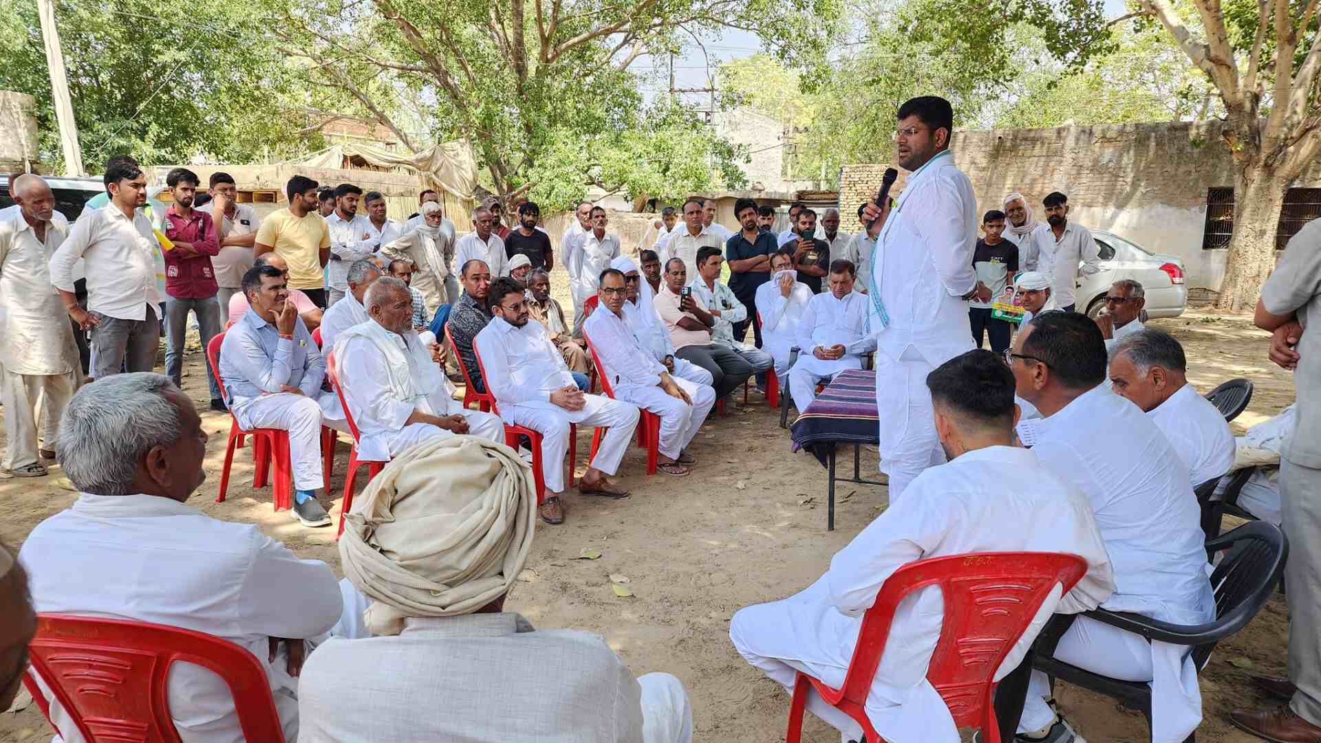 हरियाणा चुनाव 2024: दुष्यंत चौटाला और किसानों के बीच जुबानी जंग