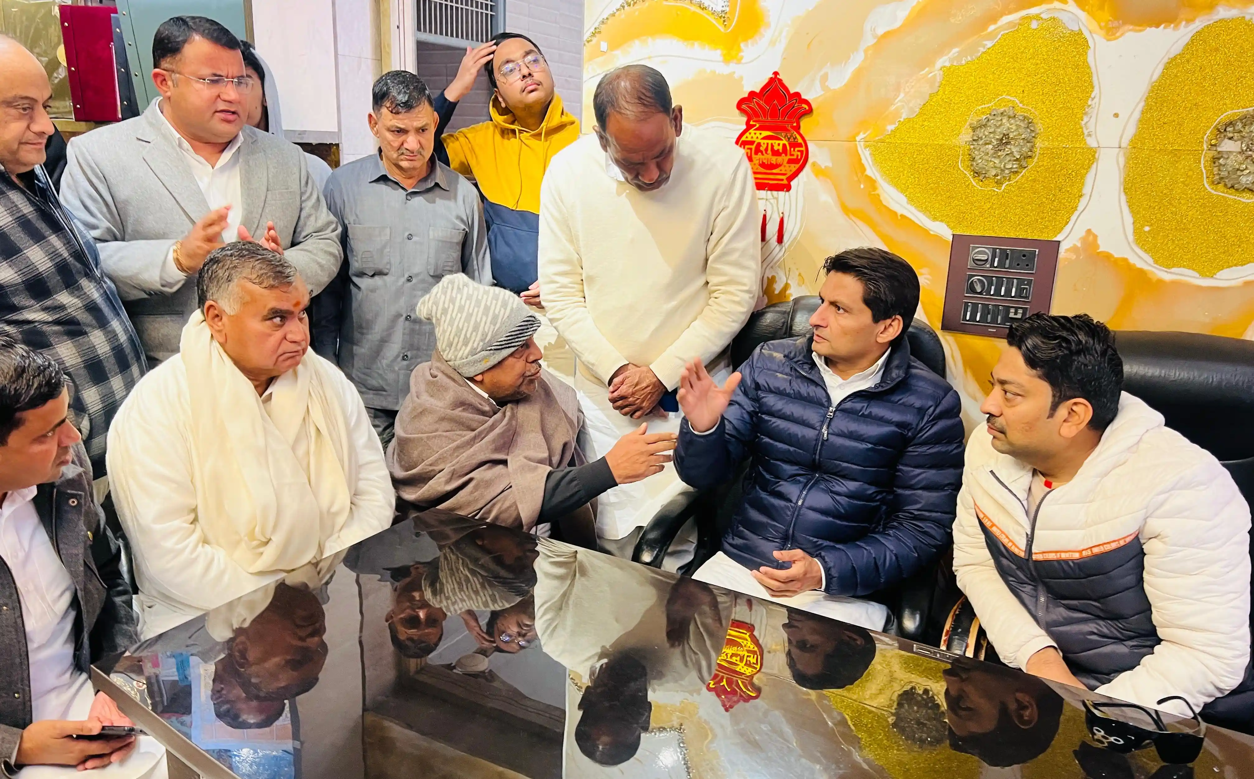 फायरिंग और 1 करोड़ रंगदारी मामले में कांग्रेस सांसद दीपेंद्र सिंह हुड्डा ने पीड़ित परिवार से की मुलाकात