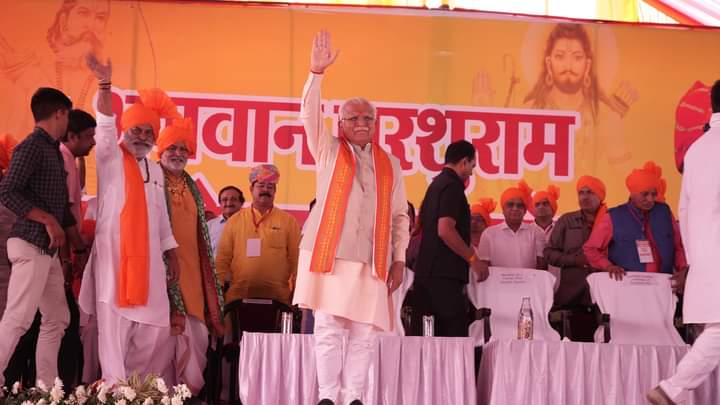 कोई मुझे पूर्व सीएम कहता है तो कोई भूतपूर्व सीएम, लेकिन मैं तो आपका भाई मनोहर लाल हूं