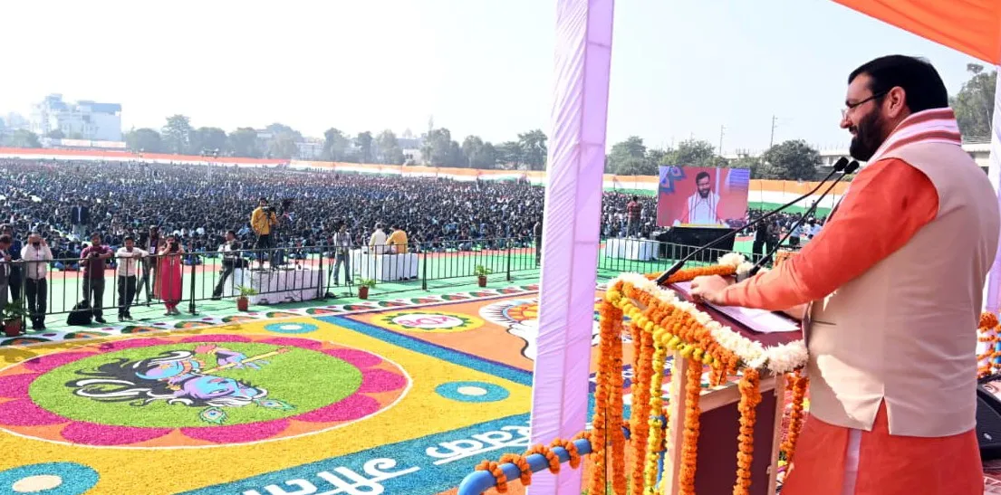 गीता श्लोकों के स्वर से गूंज उठी धर्मनगरी, एक साथ एक स्वर में 21 हज़ार बच्चों ने किया गीता के श्लोकों का उच्चारण