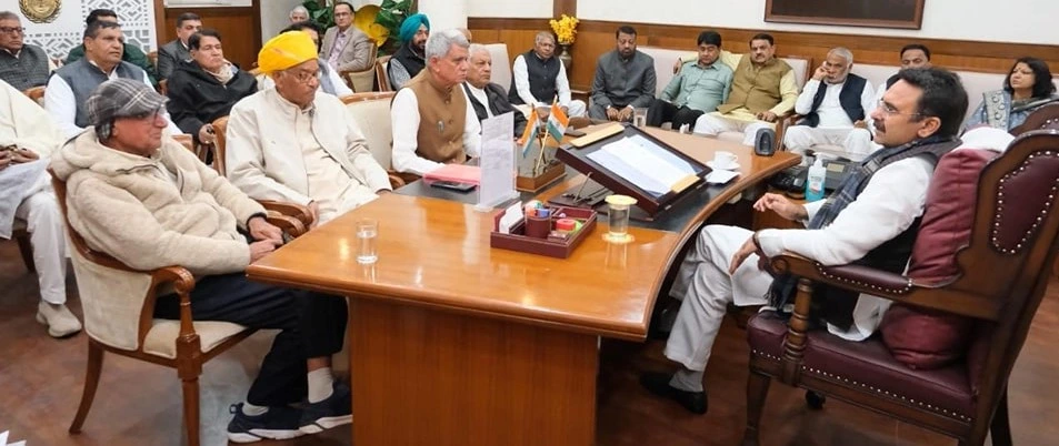 पूर्व विधायकों ने विस अध्यक्ष हरविन्द्र कल्याण को सौंपा ज्ञापन, पेंशन रिवाइज करने की मांग के अलावा और भी कई बड़ी मांगे