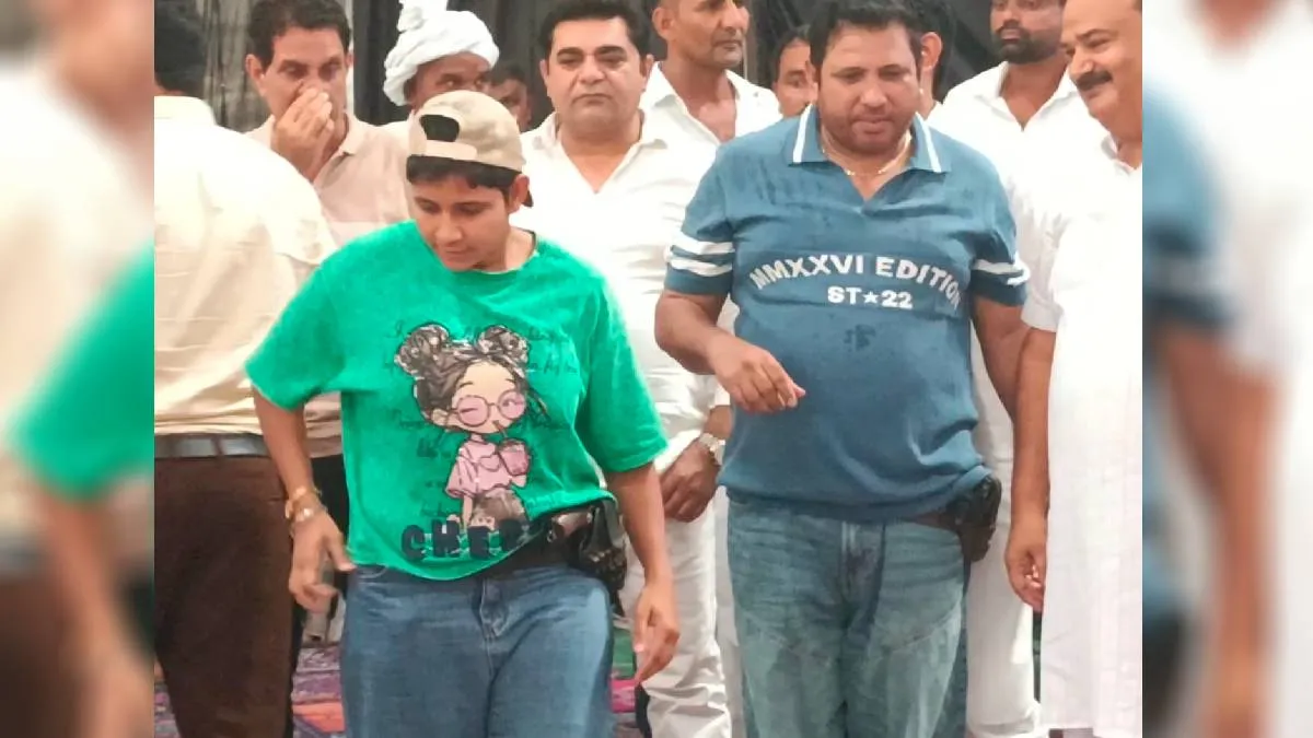 बेटी के कमर पर रिवॉल्वर दिखने के बाद हरियाणवी गायक कर्मवीर फौजी की बढ़ीं मुश्किलें, पुलिस ने जब्त किए दोनों हथियार