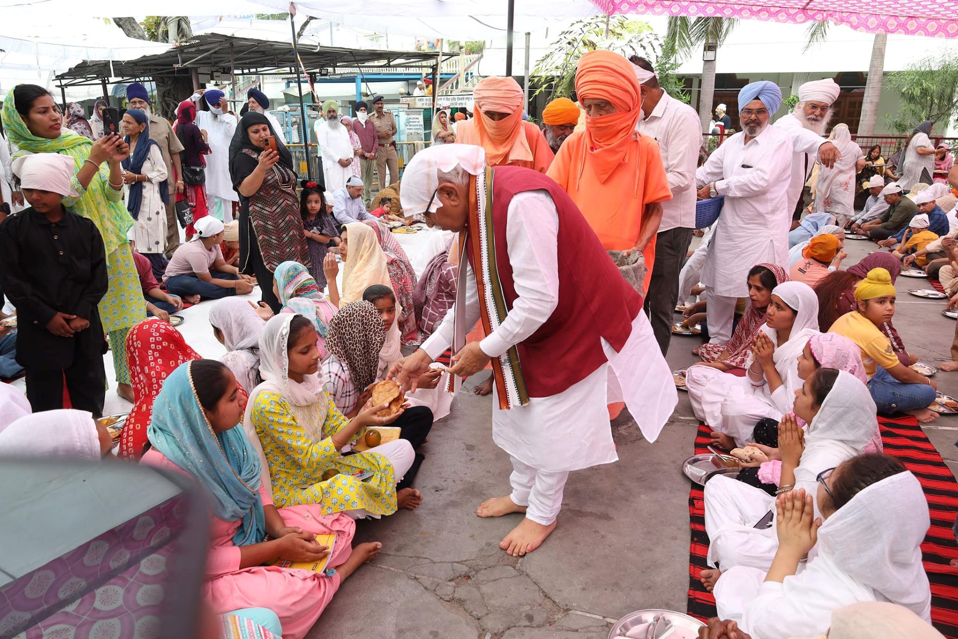 शहीदों को श्रद्धांजलि देते पूर्व सीएम, बैसाखी पर की गुरुघर में सेवा