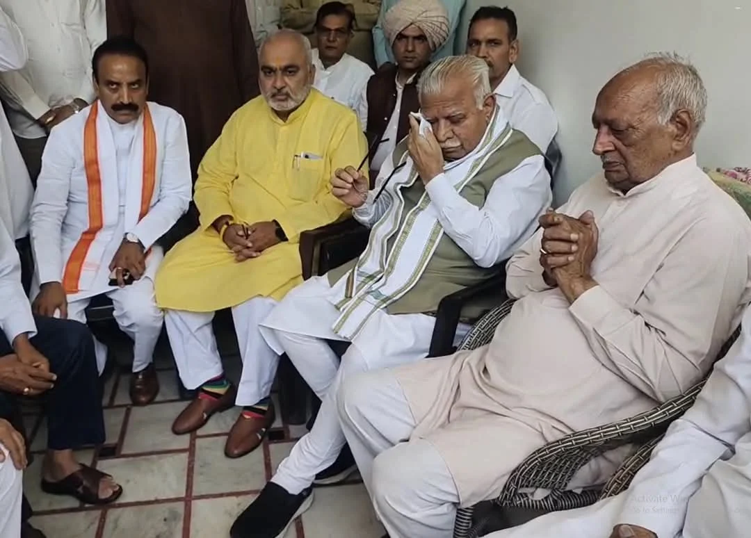 केंद्रीय मंत्री मनोहर लाल ने विनय नरवाल के परिजनों से की मुलाकात, आँखों से छलक गए आंसू
