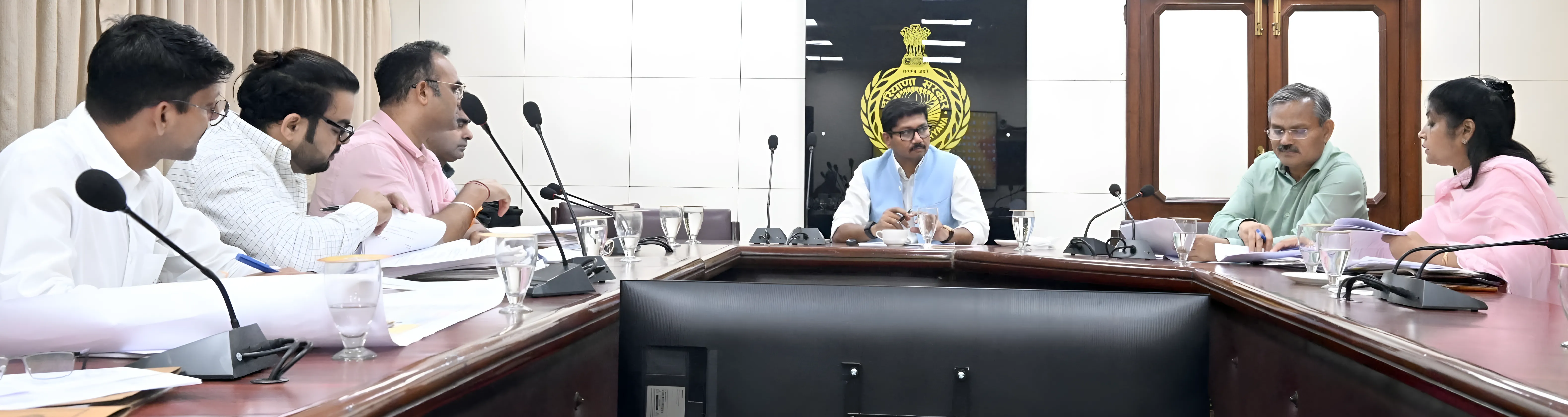 अवैध खनन करने वालों पर सख्त कार्रवाई और विभाग की बकाया राशि को जल्द से जल्द रिकवर करने के निर्देश