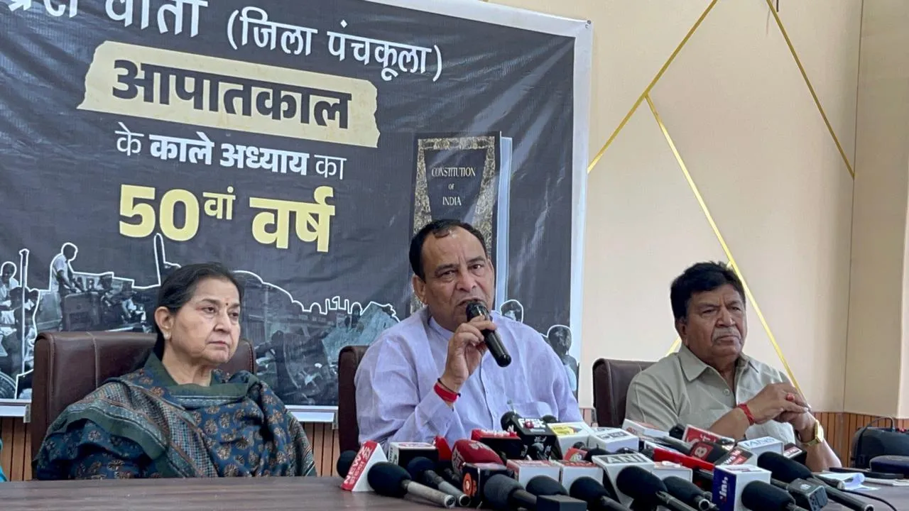 मोहनलाल बड़ोली ने कांग्रेस को लिया आड़े हाथ, बोले - कांग्रेस स्वाभाविक रूप से लोकतंत्र विरोधी, नीयत आज भी तानाशाही वाली