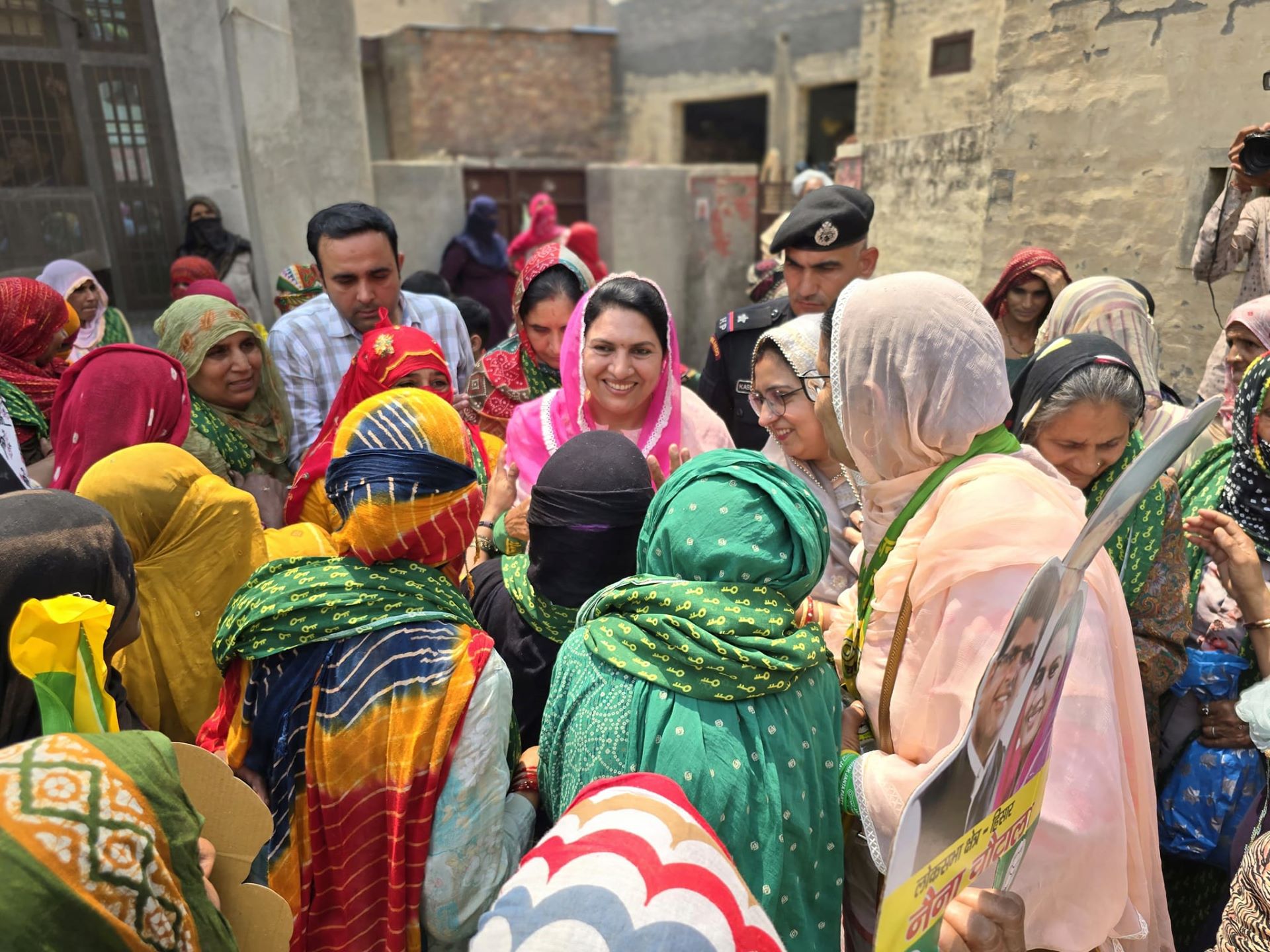नैना चौटाला के चुनावी काफ़िले पर हमला, हिंसा का शर्मनाक मामला