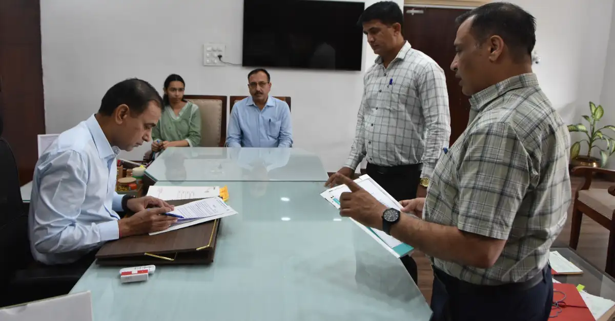 आयुष्मान योजना में धांधली पर DC का कड़ा एक्शन: निजी अस्पताल को अल्टीमेटम—'पैसे लौटाओ या FIR का सामना करो'