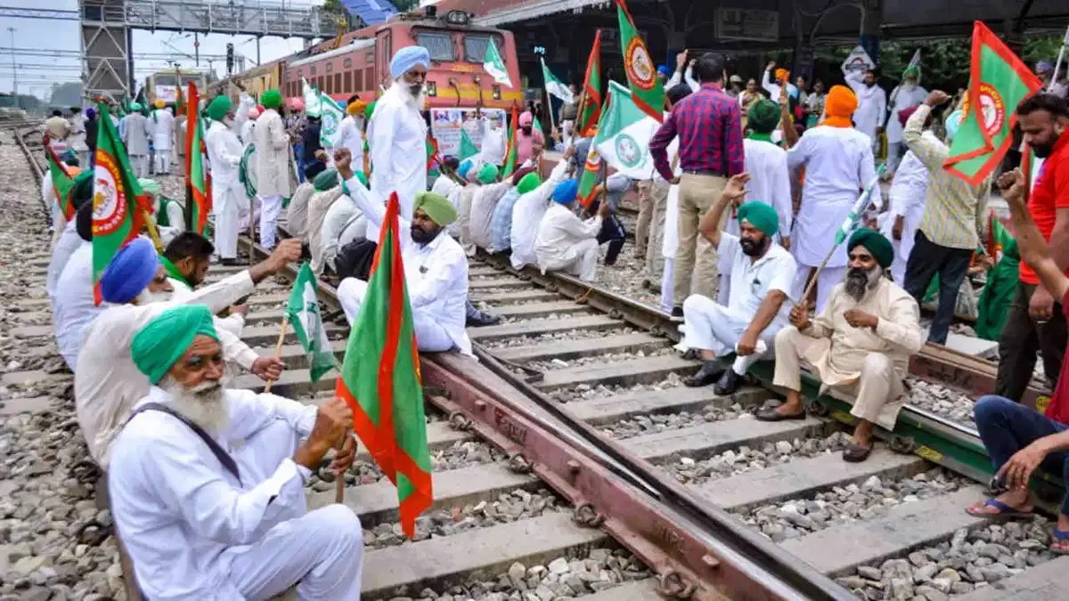 शंभू रेलवे स्टेशन पर किसानों के धरने का तीसरा दिन, जल्द ले सकते हैं बड़ा फैसला