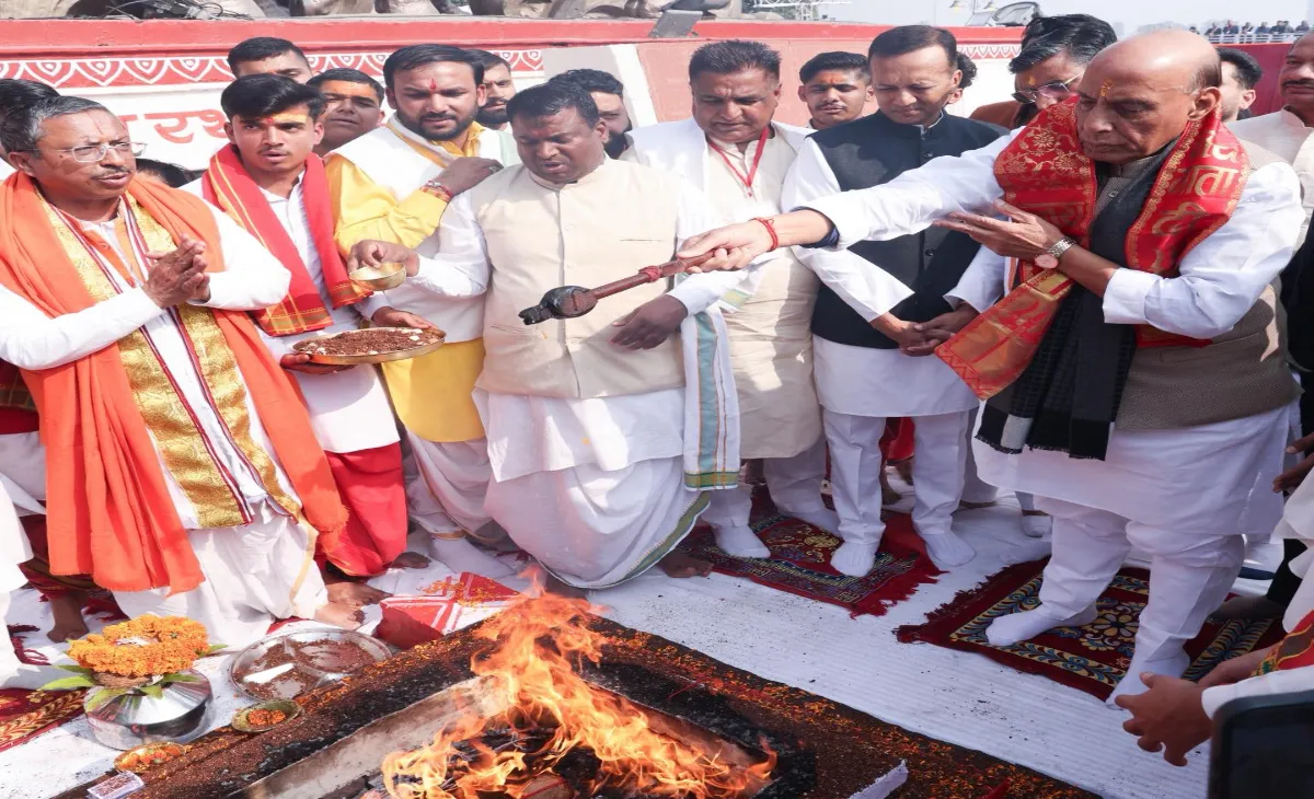 रक्षा मंत्री राजनाथ सिंह ने गीता यज्ञ में डाली पूर्ण आहुति, पवित्र ग्रंथ गीता का किया पूजन, की धर्मनगरी की तारीफ !