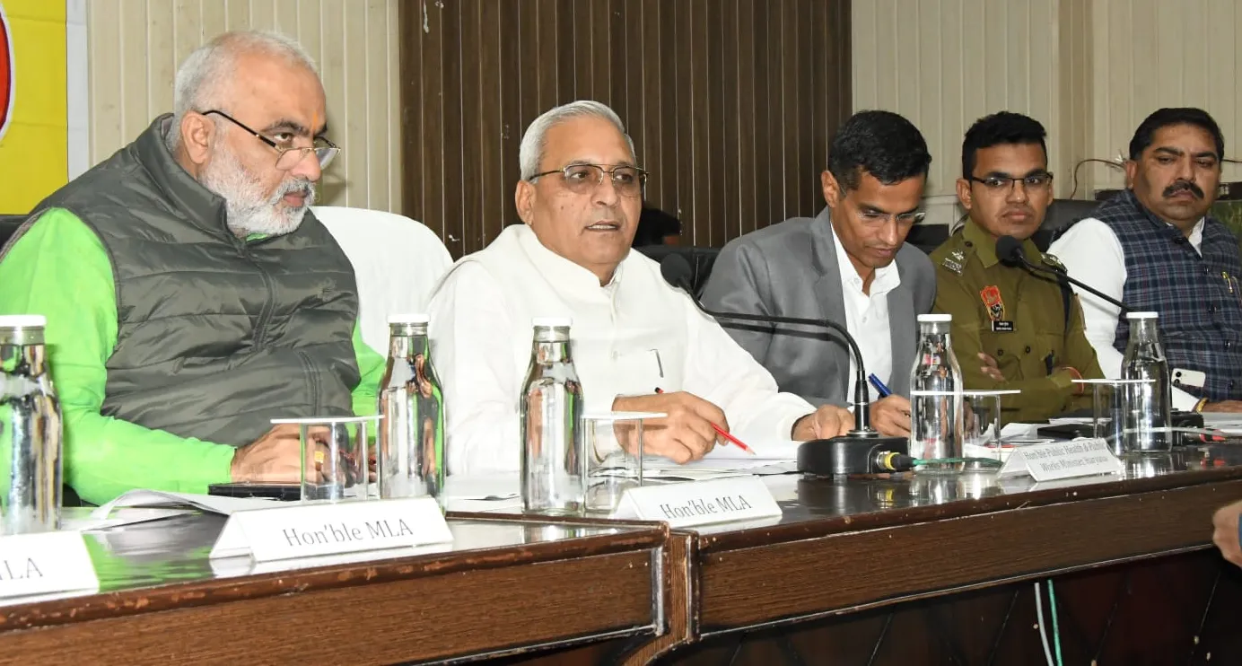 करनाल जिला कष्ट निवारण समिति की बैठक: 13 शिकायतों में 7 का मौके पर निपटारा, पटवारी निलंबित