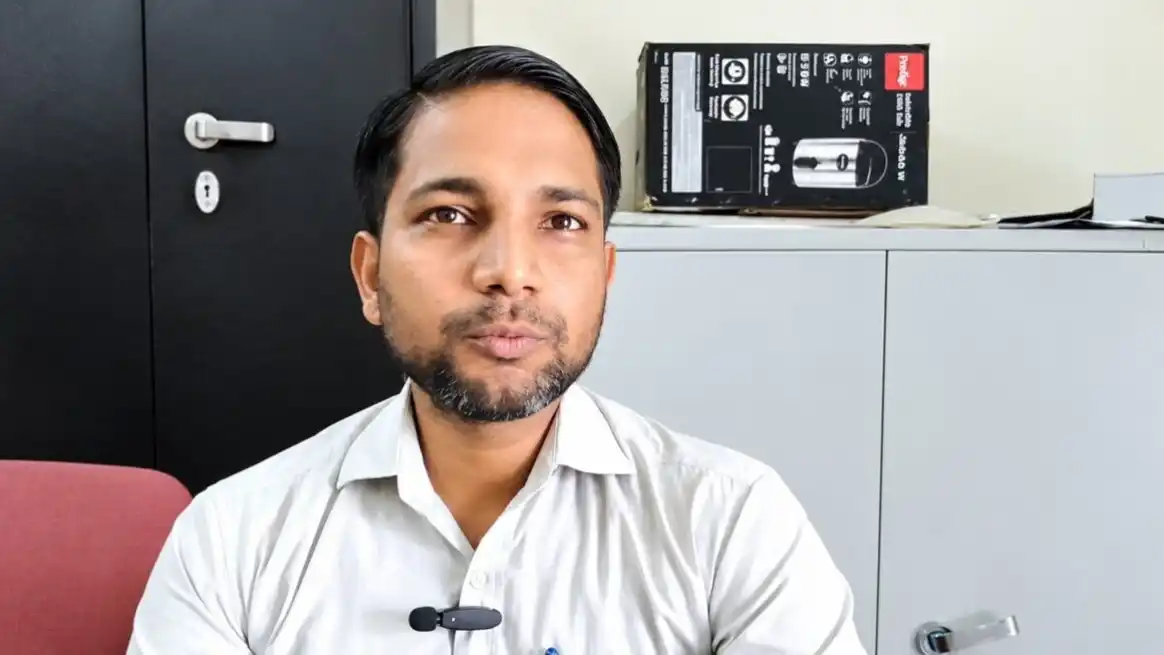 कभी माली, तो कभी शिक्षक, स्कूल में 'माली' के पद पर तैनात तरुण इंदौरा के जज्बे ने बचाई बच्चों की पढ़ाई, पढ़ा रहे केमिस्ट्री