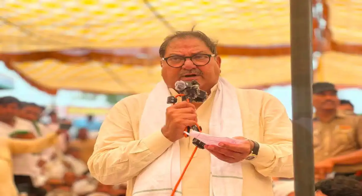 चैनत गांव में पेयजल किल्लत पर गरमाई सियासत, अभय चौटाला का सरकार पर तीखा तंज, बोले- 'सौ प्याज भी खाएंगे और सौ जूत भी'