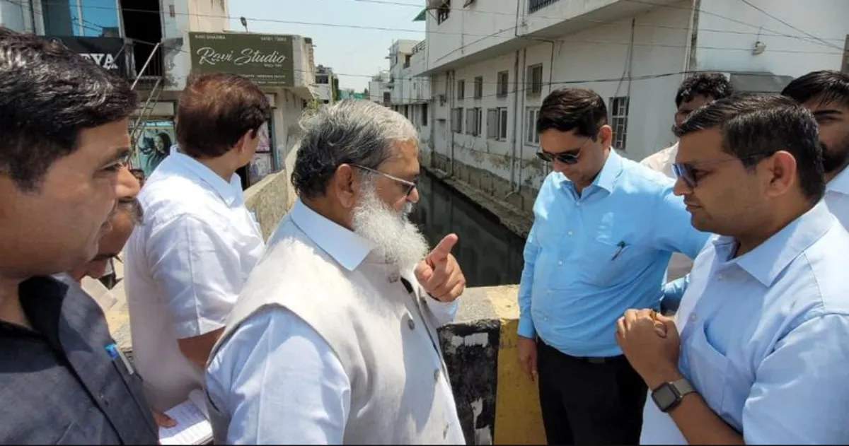 तपती धूप में एक्शन मोड में मंत्री अनिल विज, अफसरों को लेकर 4 घंटे तक किया नदी-नालों का किया औचक निरीक्षण, दी 7 दिन की डेडलाइन