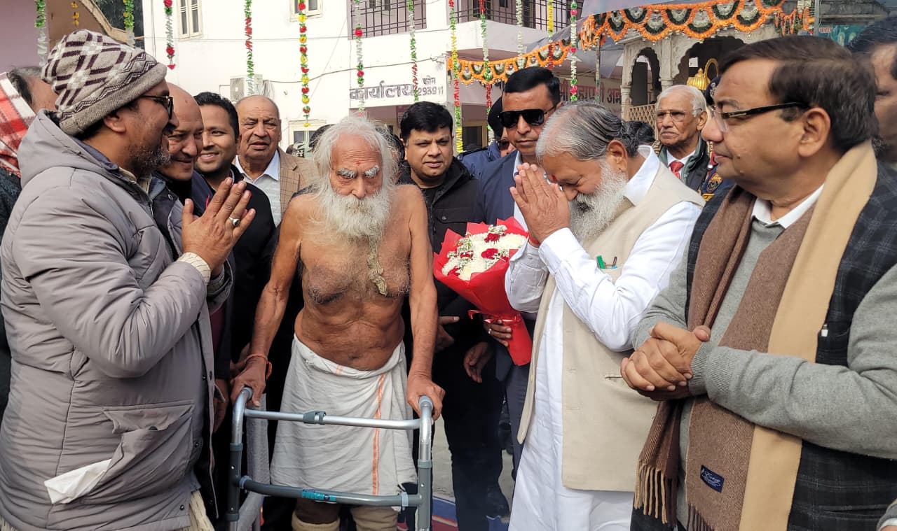 विज बोले - आधा गिलास लस्सी और एक लंगोटी में जीवनयापन करने वाले संत चिरंजी पुरी समाज के लिए प्रेरणा