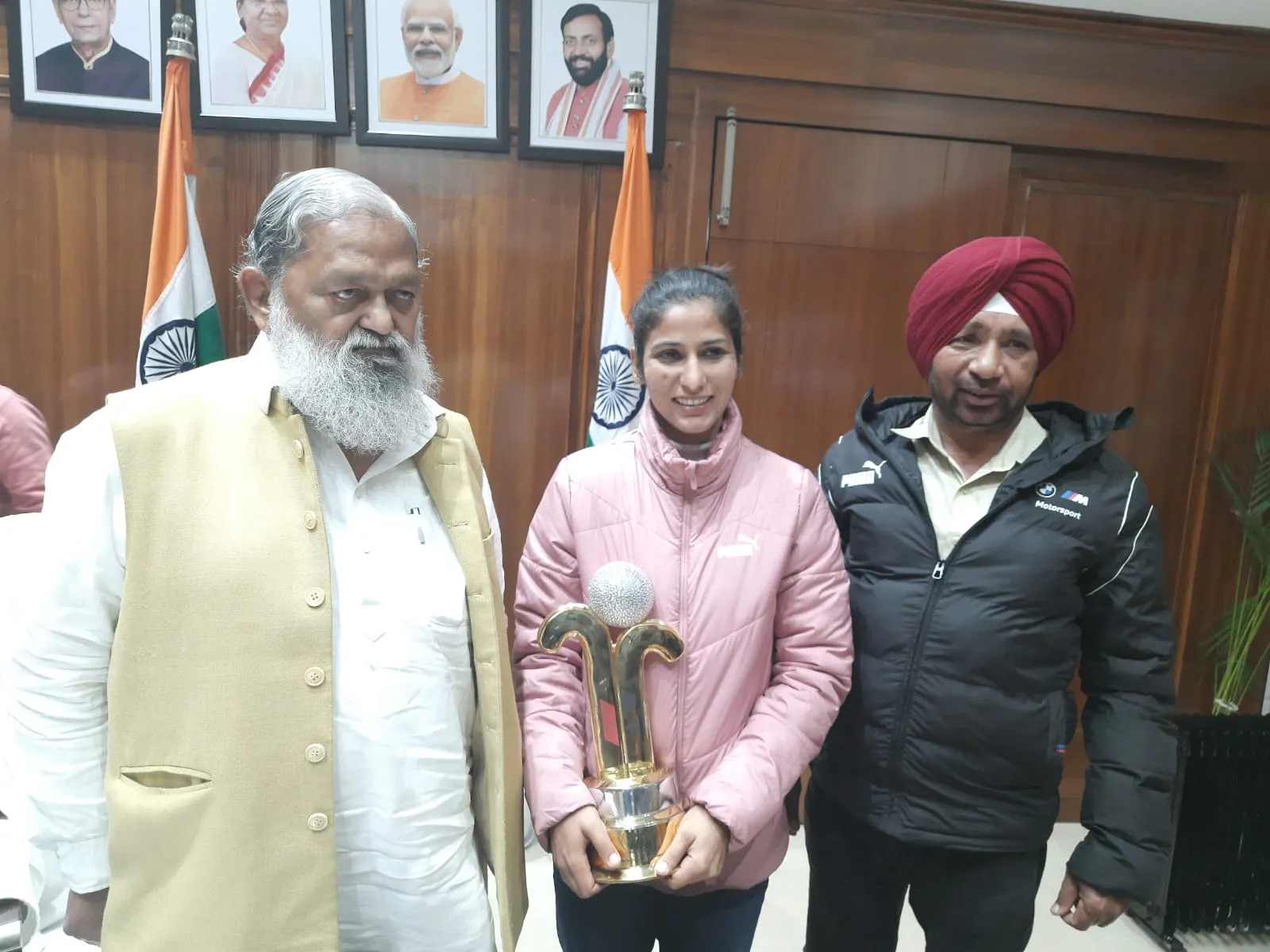 ऊर्जा मंत्री अनिल विज से राष्ट्रीय हॉकी खिलाड़ी ओलंपियन नवनीत कौर ने चंडीगढ़ में की मुलाकात