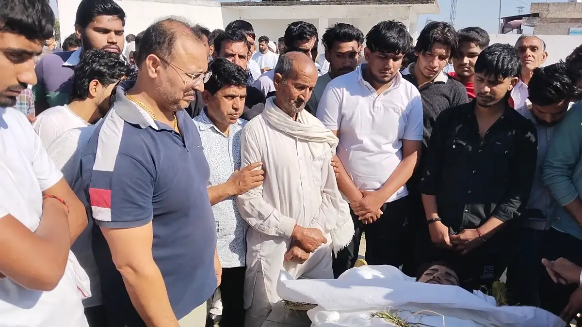 कफन में लिपटकर लौटा 'विदेशी सपना', आर्यन की दर्दनाक मौत से सिसक उठा पूरा गांव