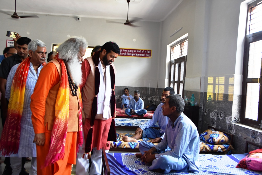 सीएम नायब सिंह ने किया अनाथ एवं वृद्ध आश्रम का उद्घाटन, वृद्धजनों का जाना कुशलक्षेम