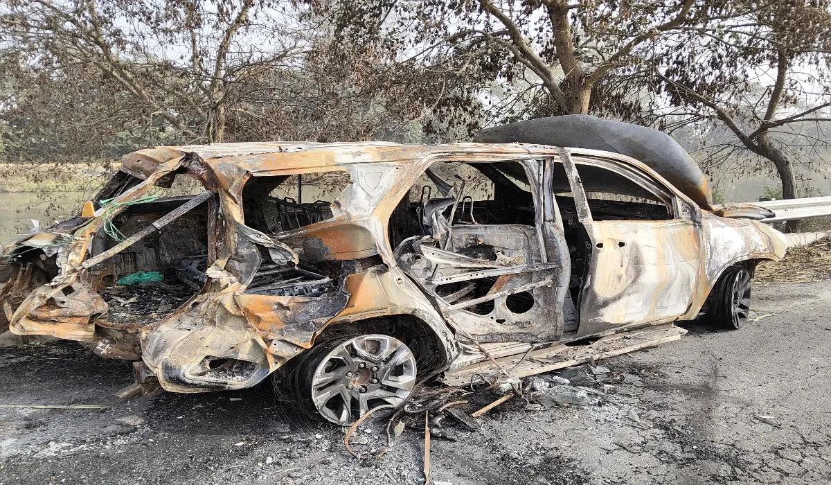 बुड़शाम नहर पुल के पास 3-4 दिनों से जली खड़ी कार, हादसे को दे रही निमंत्रण, आखिर किसका एरिया..उलझीं तीन थानों की पुलिस