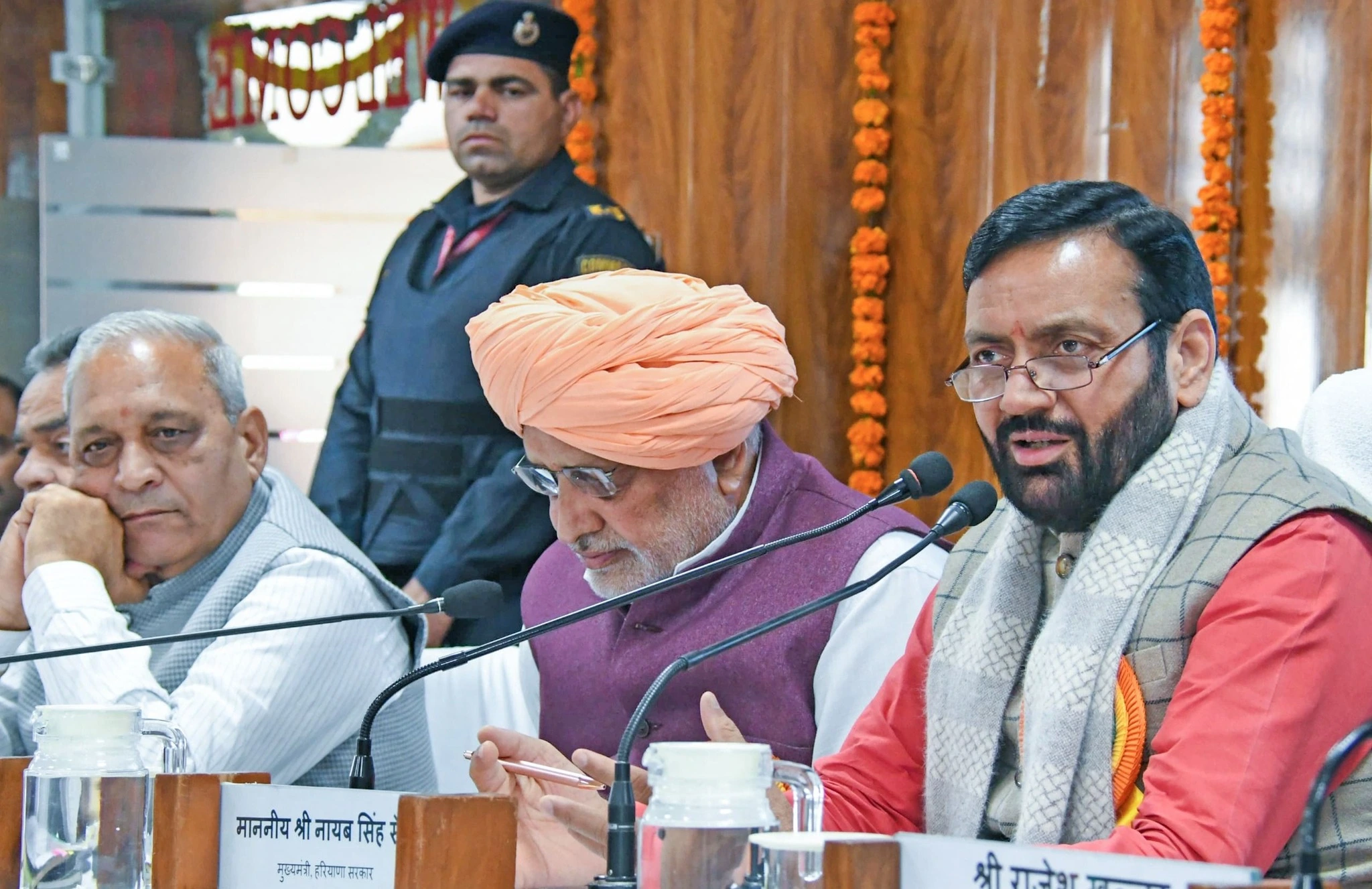 सीएम ने की बजट पर चर्चा, वन टू वन किसानों से किया संवाद, किसानों ने दिए सुझाव
