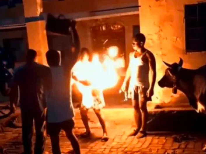 लूट के इरादे से युवक को पिलाई शराब, फिर कर दिया आग के हवाले, नकदी व मोबाइल लूटे