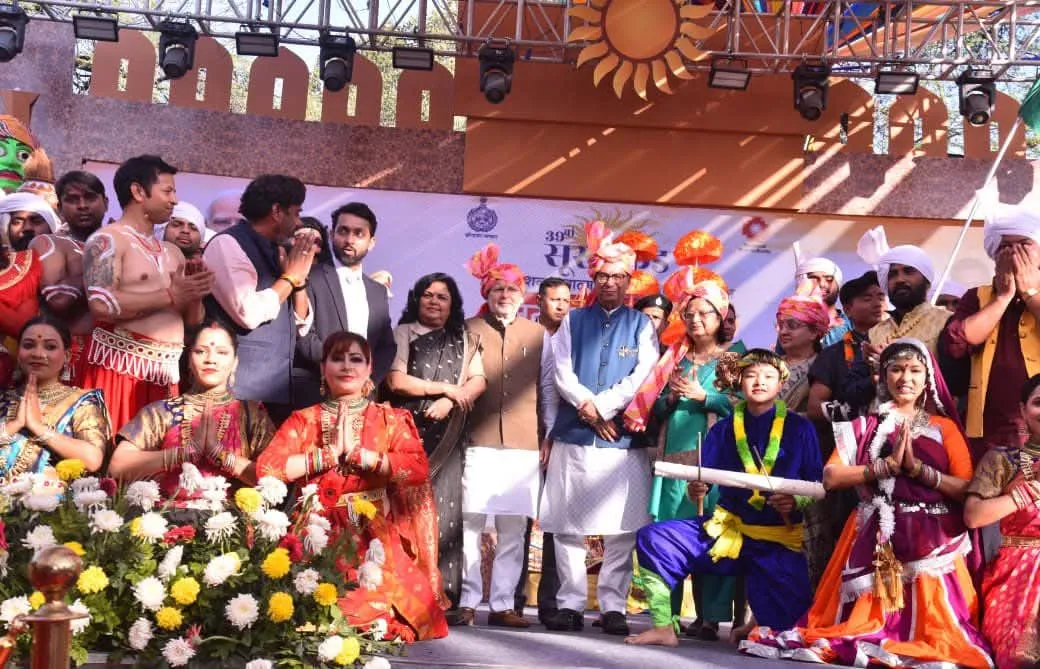 39वें सूरजकुंड शिल्प मेले का भव्य समापन, राज्यपाल प्रो असीम घोष के हाथों अवार्ड पाकर गदगद हुए शिल्पकार