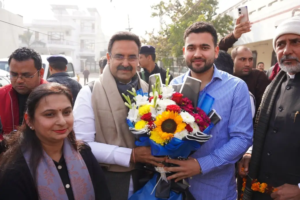 इजिप्ट में आयोजित हुई शूटिंग वर्ल्ड चैंपियनशिप में अनीश ने जीता सिल्वर मेडल, बधाई देने पहुंचे विधानसभा अध्यक्ष