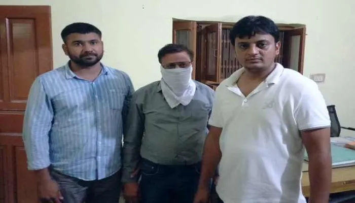 झज्जर में एसीबी का बड़ा एक्शन: 2 लाख की रिश्वत लेते सहायक चकबंदी अधिकारी रंगे हाथों गिरफ्तार, 'जमीन दुरुस्ती' के नाम पर मांगे थे 2.50 लाख रुपए