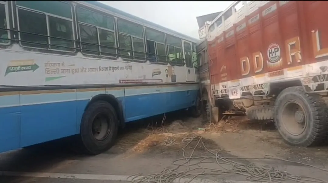 घनी धुंध में स्कूल बस सहित टकराए चार वाहन, लगा जाम