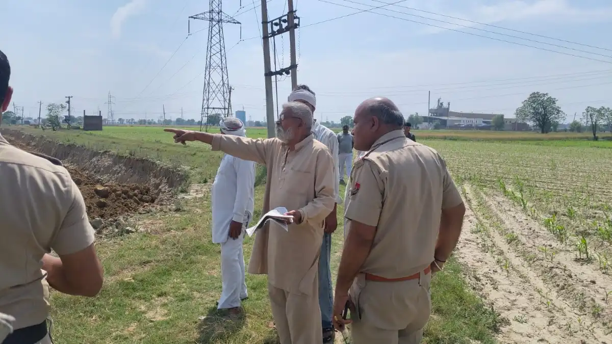 पंचायती भूमि पर खनन को लेकर भड़के किसान, बोले- उपजाऊ जमीन को “ऊबड़-खाबड़” बताकर मिट्टी बेच रही ग्राम पंचायत