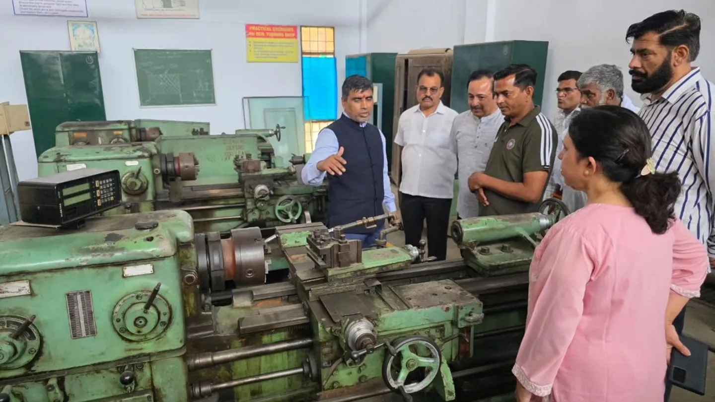 शिक्षा मंत्री अचानक पहुंचे नीलोखेड़ी पॉलिटेक्निक कॉलेज, मचा हड़कंप, मंत्री ने विद्यार्थियों की उपस्थिति व व्यवस्थाओं का लिया जायज़ा