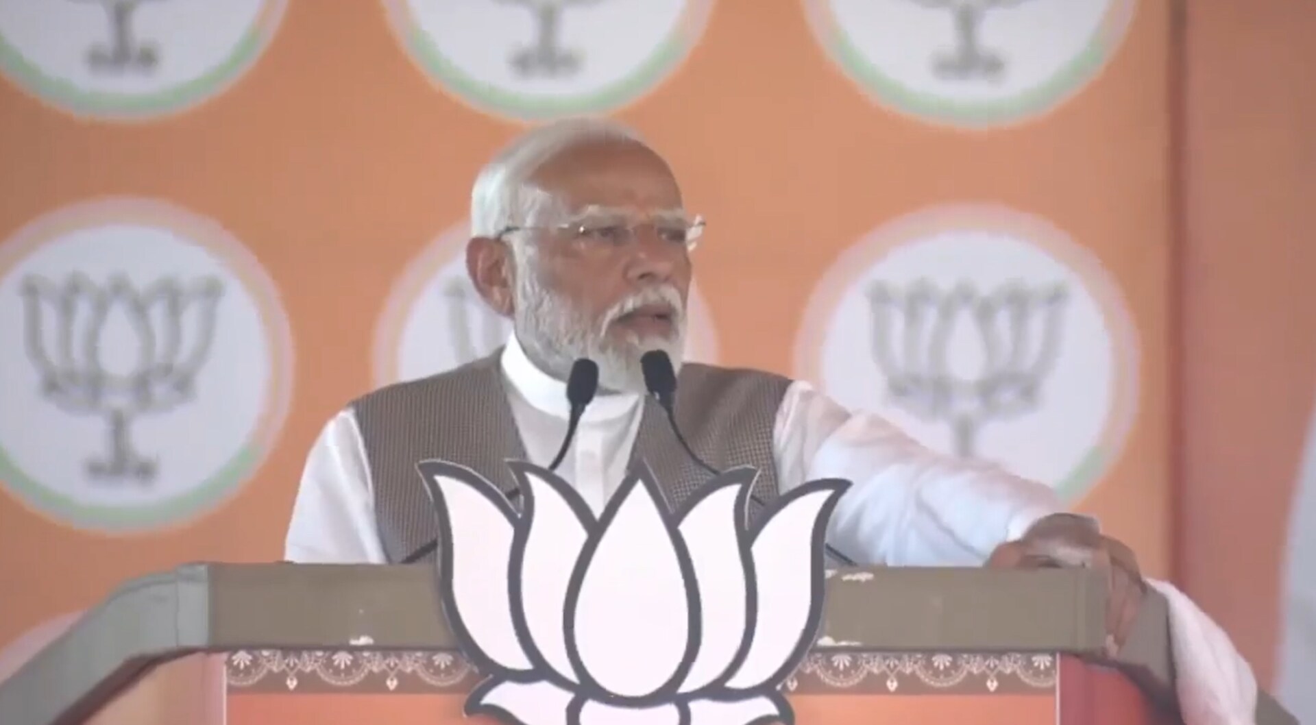 "धाकड़ सरकार के आगे दुश्मन भी कांपता है" - पीएम मोदी 